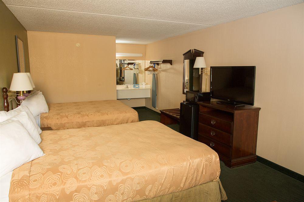 Angel Inn Near Imax, A Travelodge By Wyndham Branson Exterior photo