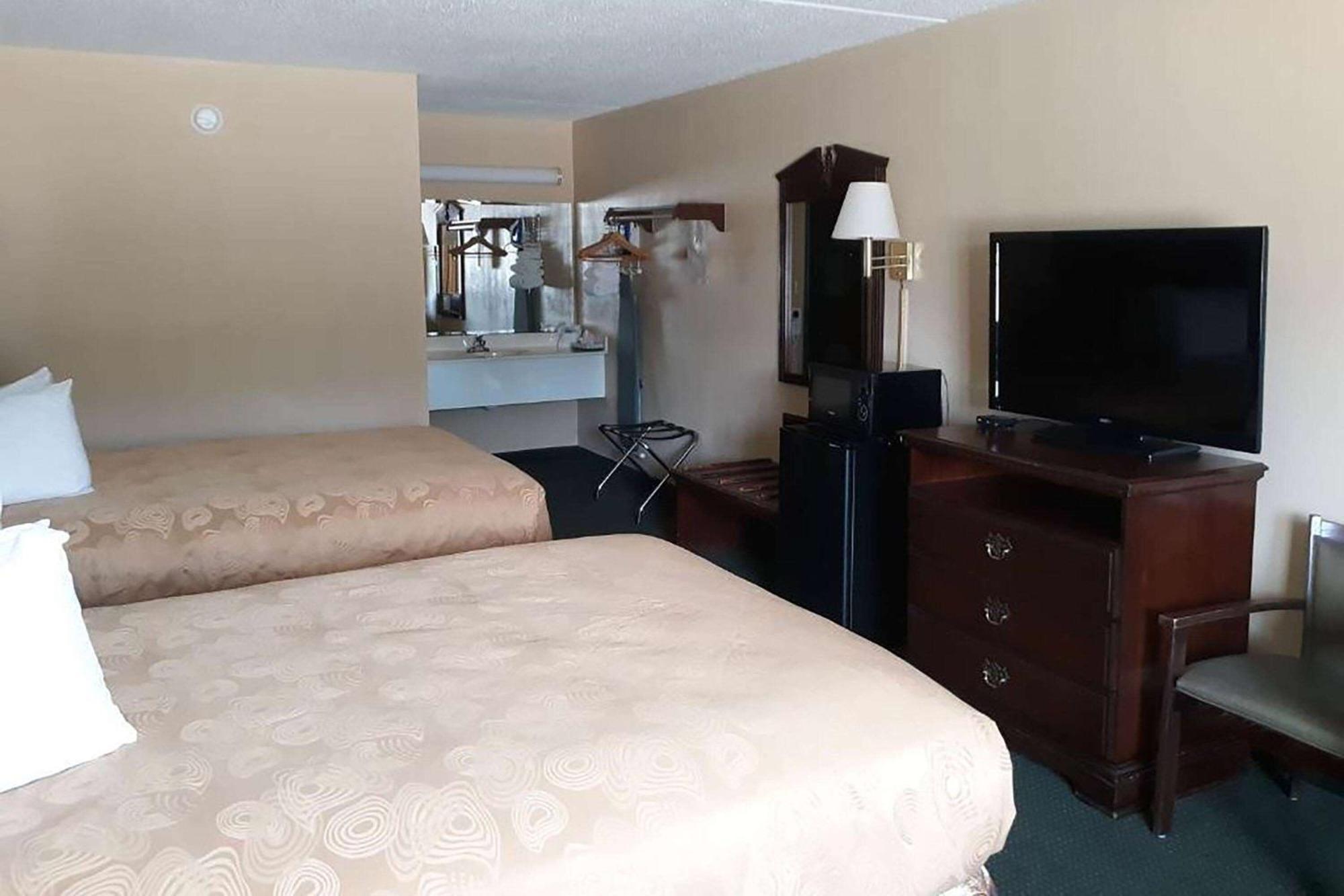 Angel Inn Near Imax, A Travelodge By Wyndham Branson Exterior photo