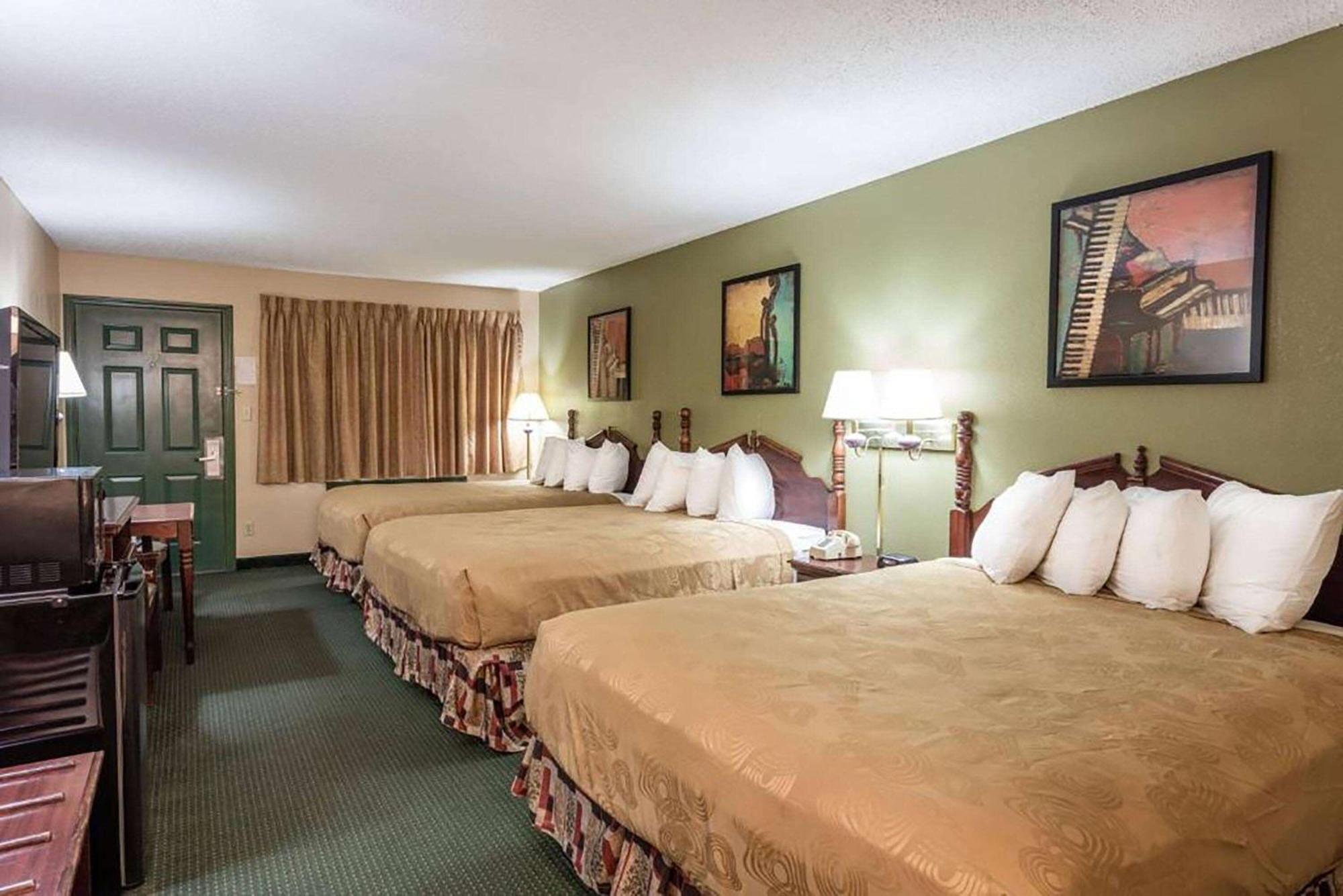 Angel Inn Near Imax, A Travelodge By Wyndham Branson Exterior photo