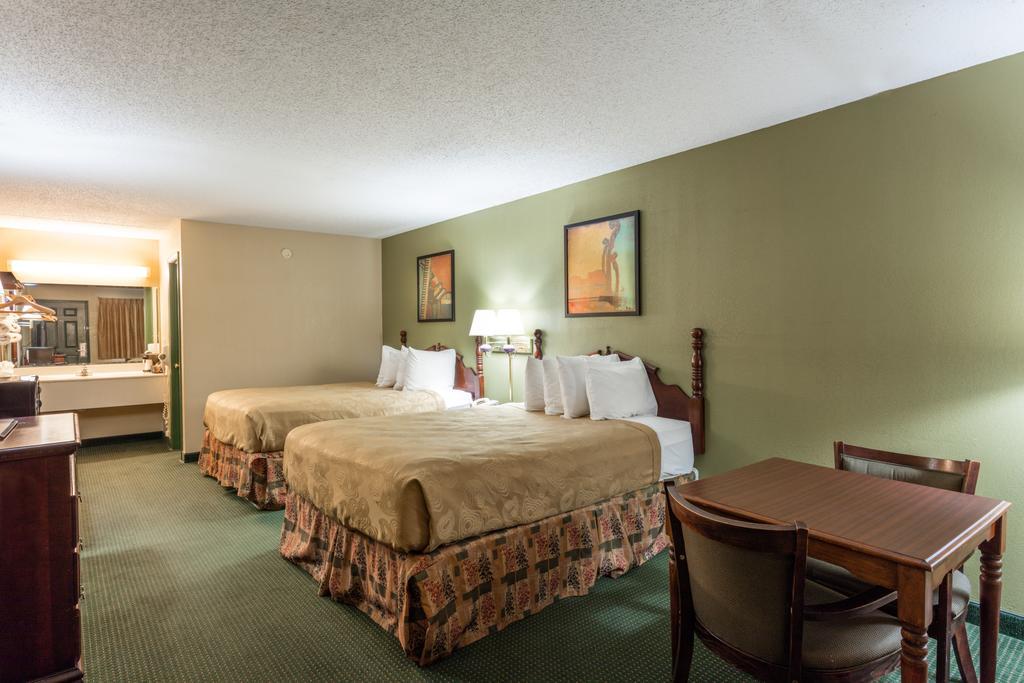 Angel Inn Near Imax, A Travelodge By Wyndham Branson Exterior photo