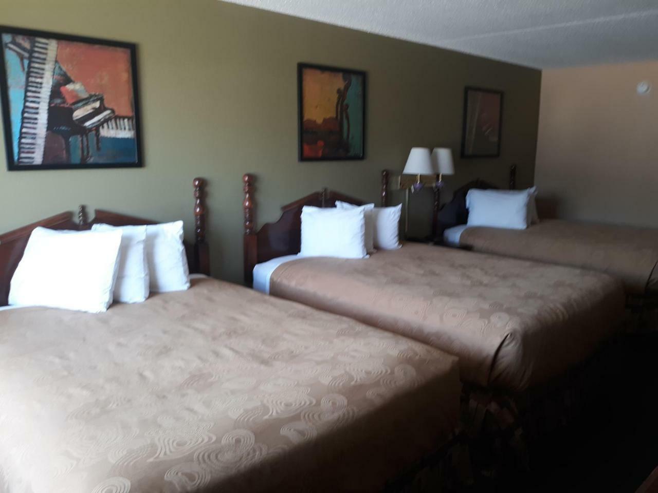 Angel Inn Near Imax, A Travelodge By Wyndham Branson Exterior photo