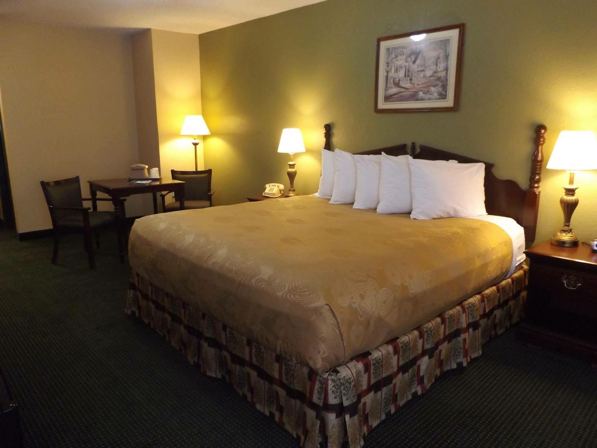 Angel Inn Near Imax, A Travelodge By Wyndham Branson Exterior photo