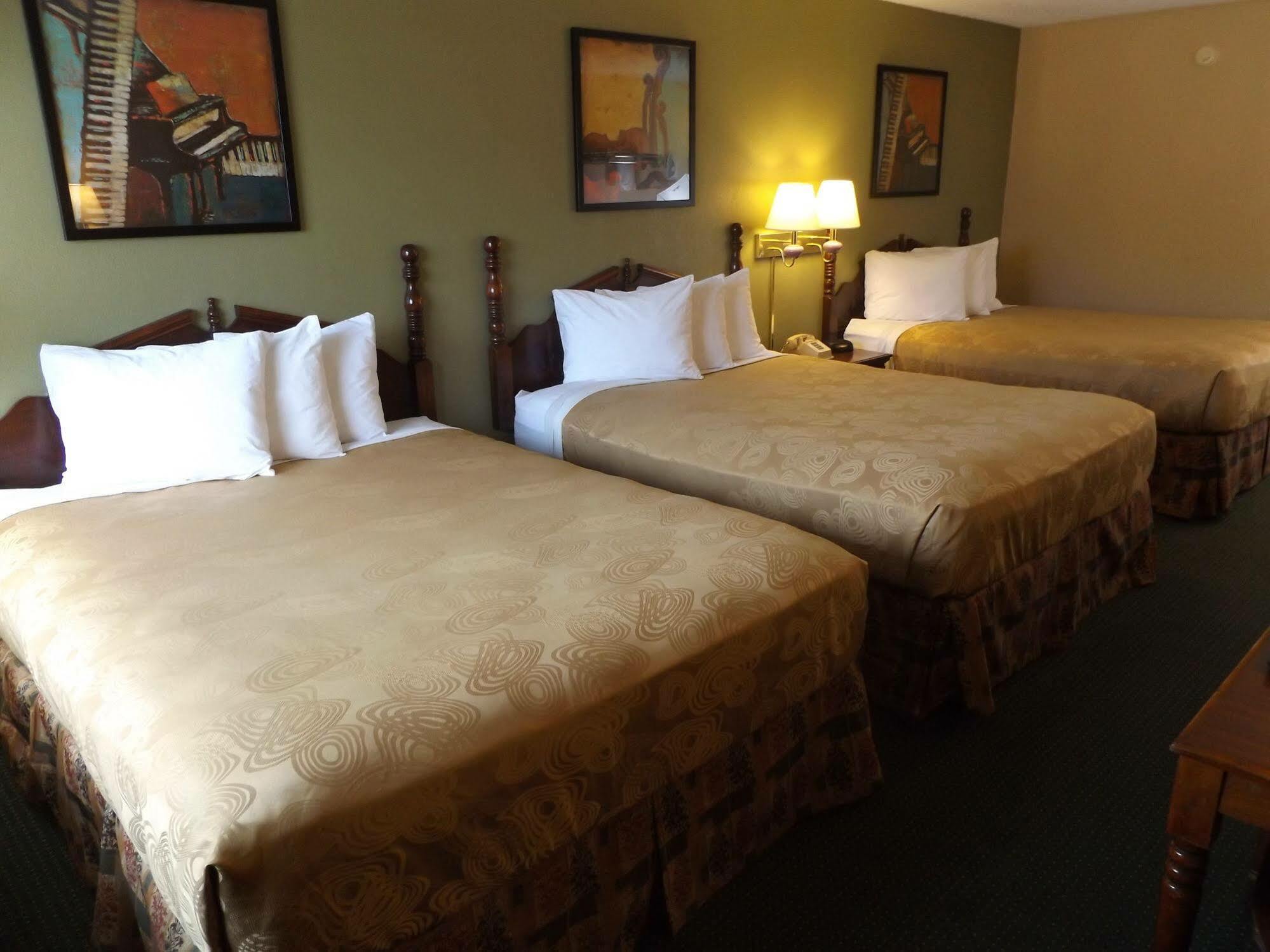 Angel Inn Near Imax, A Travelodge By Wyndham Branson Exterior photo
