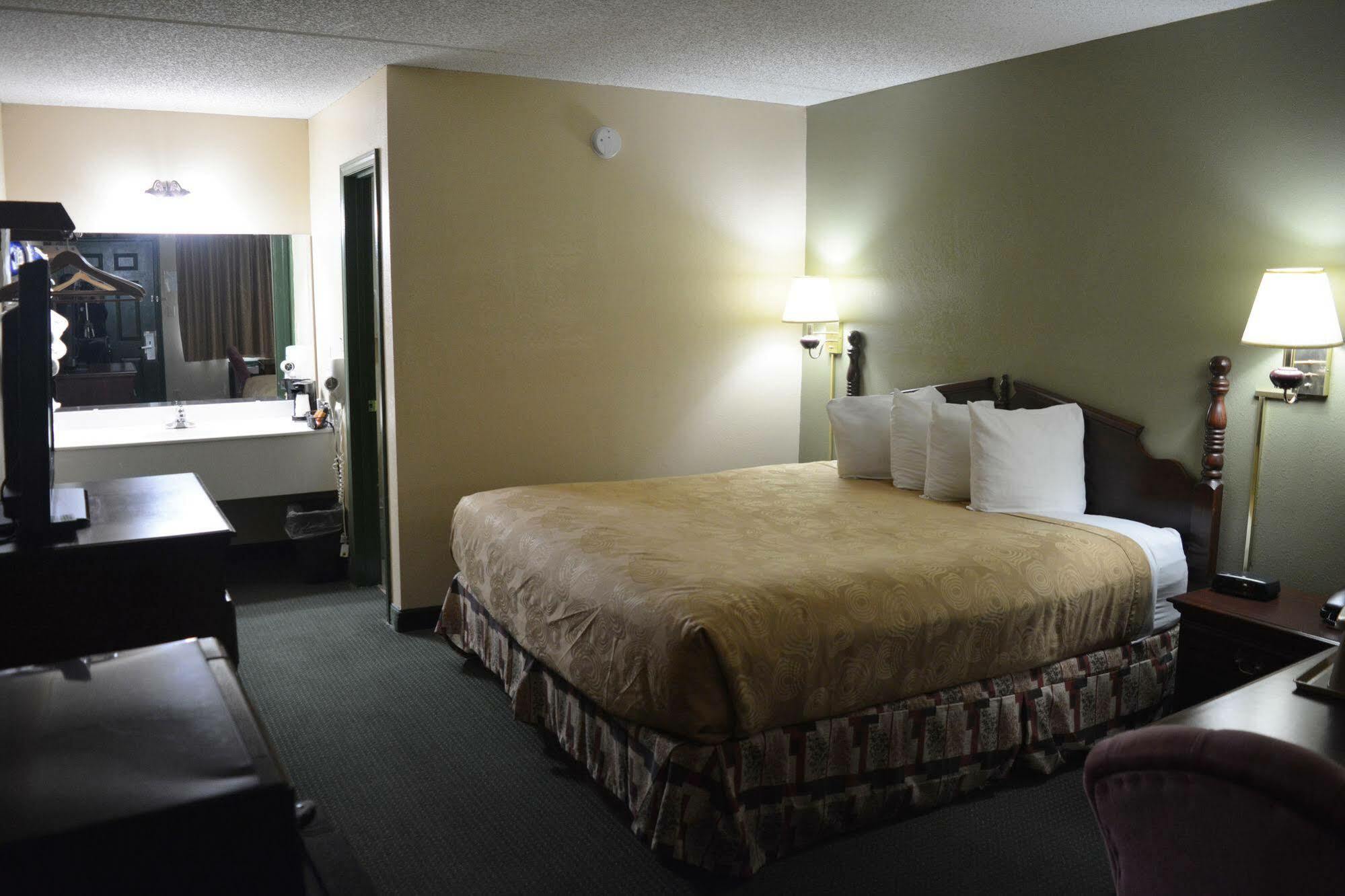 Angel Inn Near Imax, A Travelodge By Wyndham Branson Exterior photo