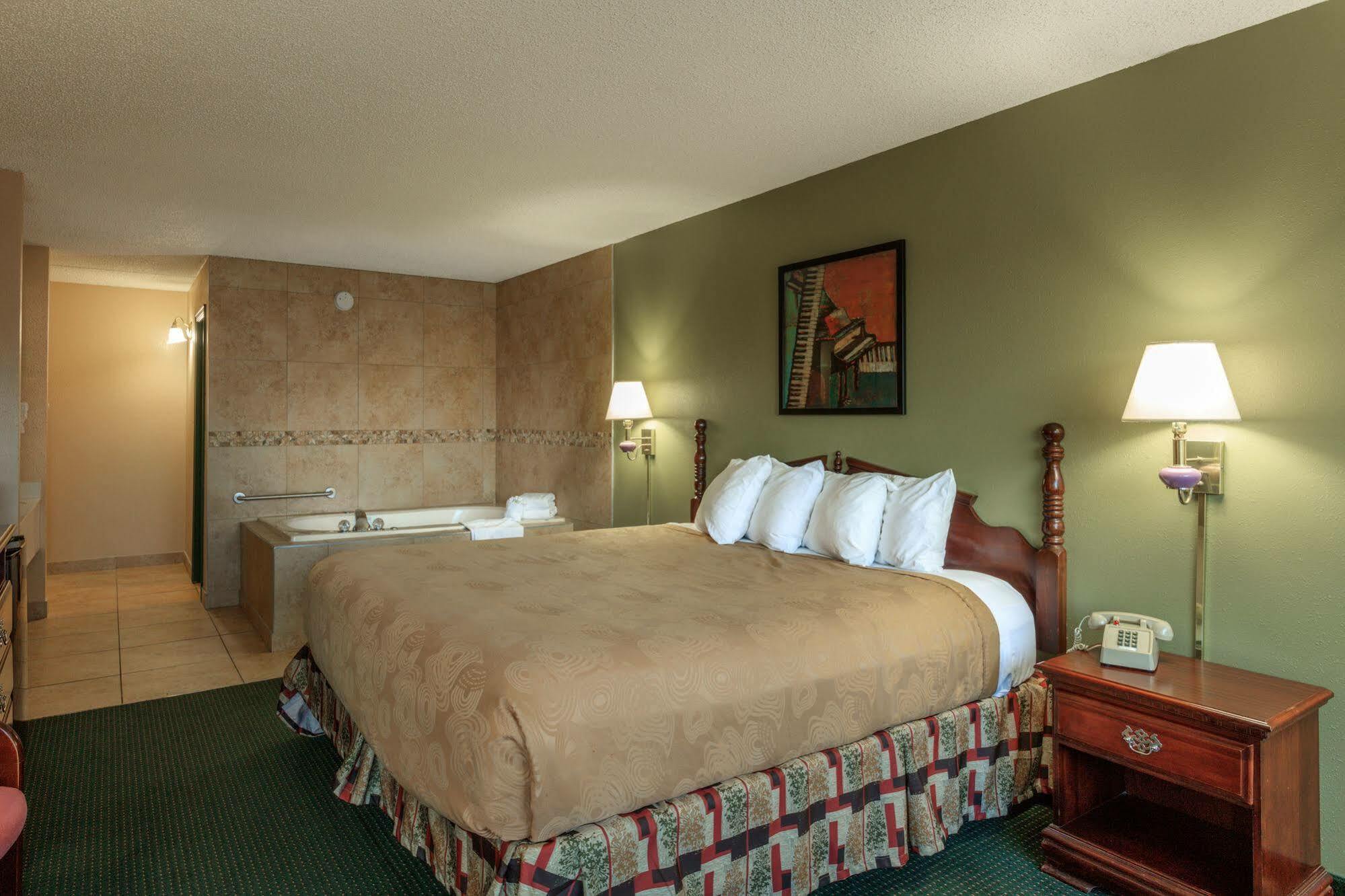 Angel Inn Near Imax, A Travelodge By Wyndham Branson Exterior photo