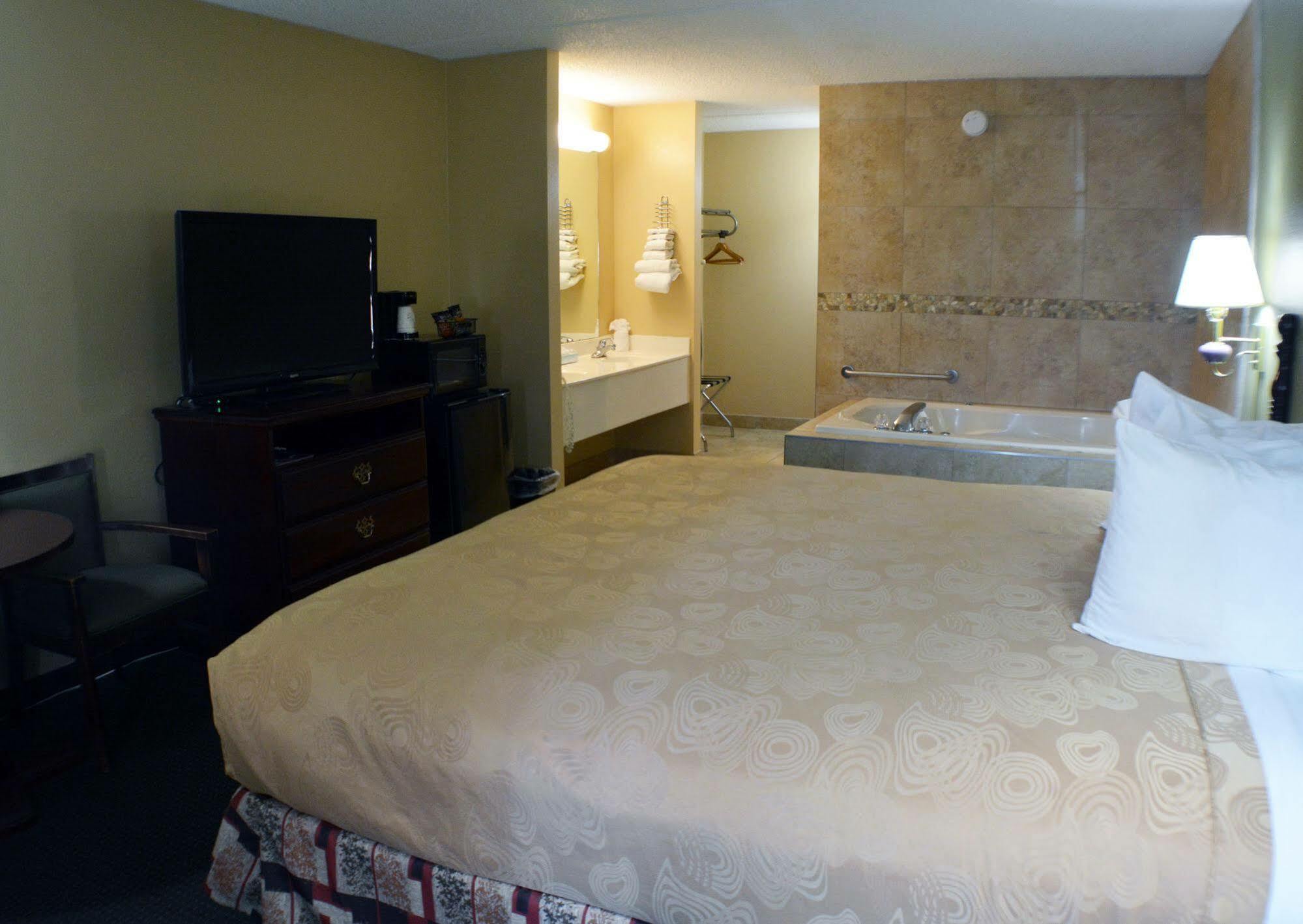 Angel Inn Near Imax, A Travelodge By Wyndham Branson Exterior photo