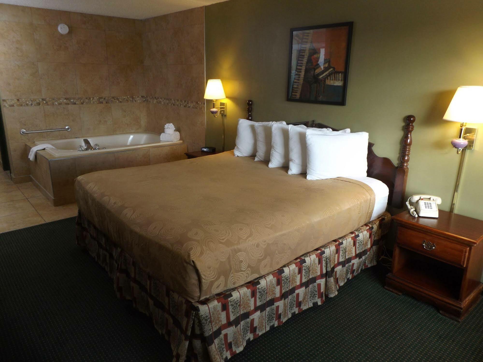 Angel Inn Near Imax, A Travelodge By Wyndham Branson Exterior photo